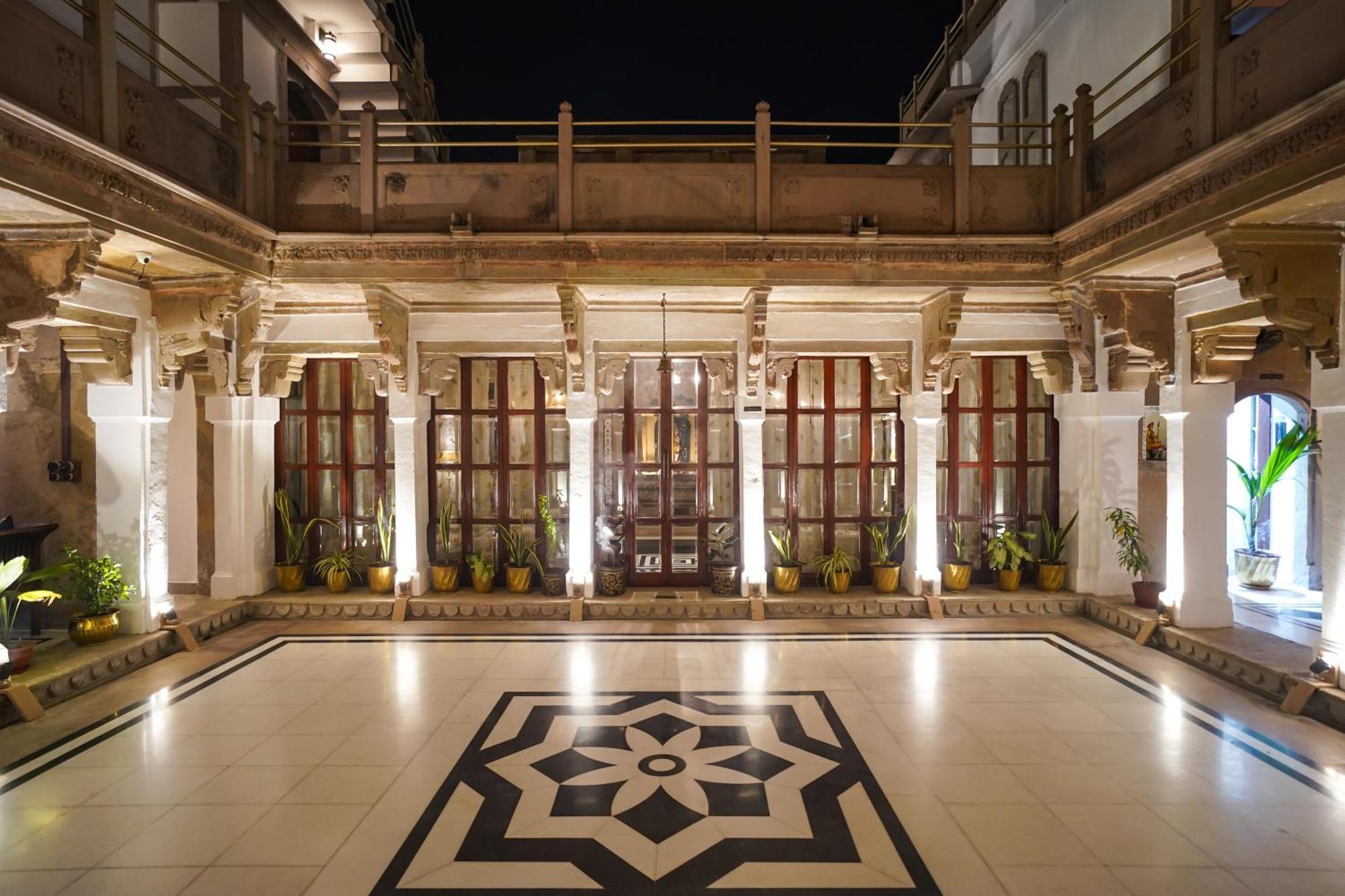 Guleria Kothi At Ganges Hotel Varanasi Exterior photo